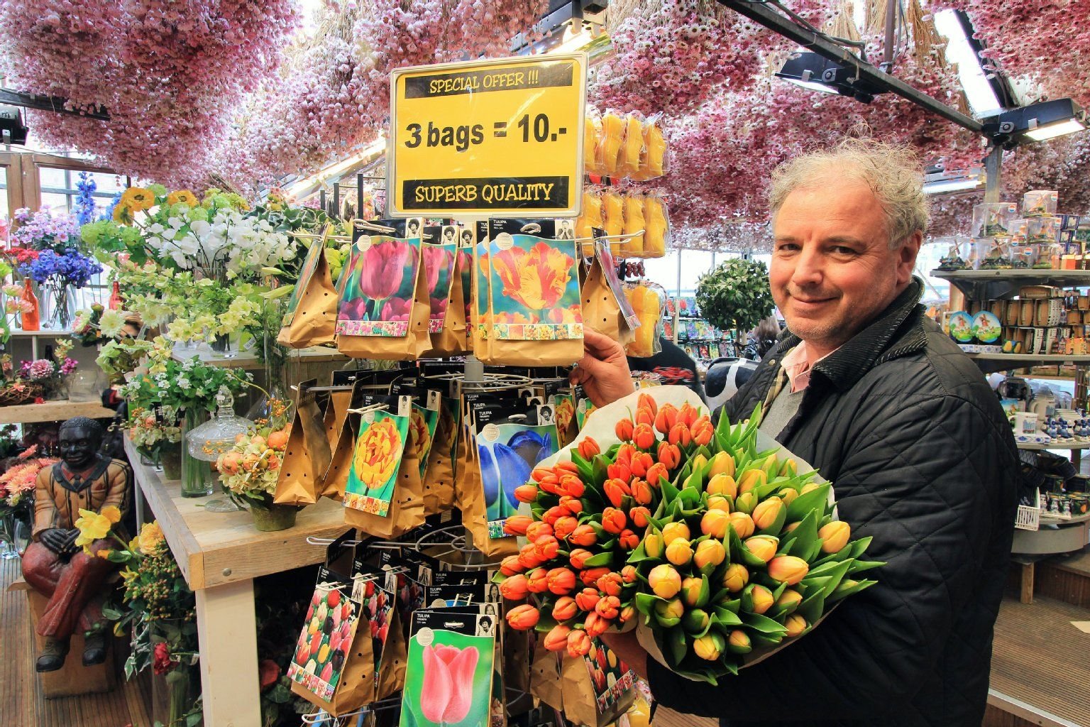 Jan Stins verkauft Tulpen und Blumenzwiebeln am Münzturm in Amsterdam.