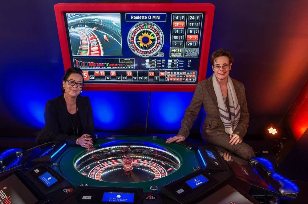 Cornelia Degenhard (l.) leitet die Spielbank in Magdeburg, die im April eröffnet wird, und schaut bis dahin ihrer Kollegin in Günthersdorf, Claudia Bieling, über die Schulter.