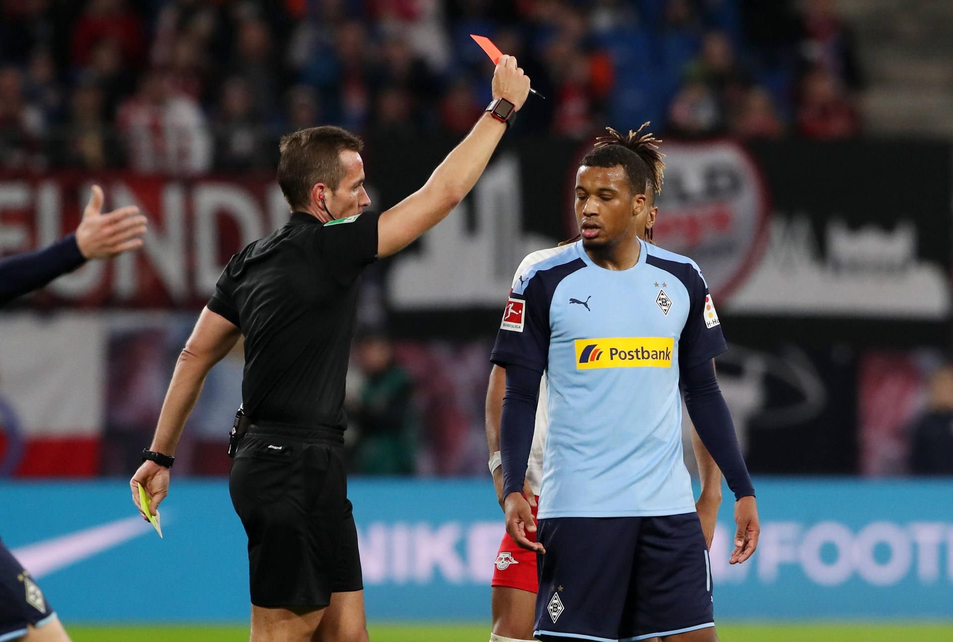 Schiedsrichter Tobias Stieler zeigt Gladbachs Alassane Plea die Gelb-Rote Karte, weil dieser wiederholt gemeckert hatte.
