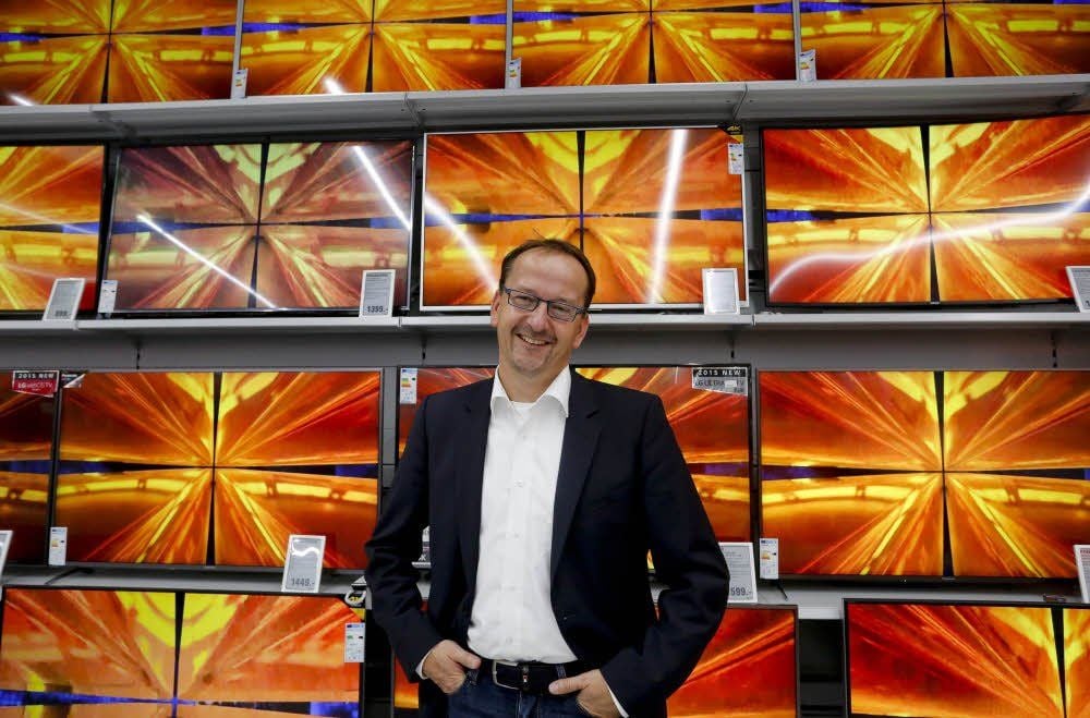 Andreas Lange in der neu eröffneten Saturn-Filiale am unteren Boulevard.