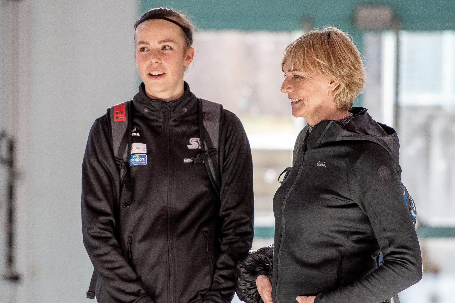 Halle Weitsprung-Talent Lucie Kienast (l.) holt sich wertvolle Tipps von Heike Drechsler.