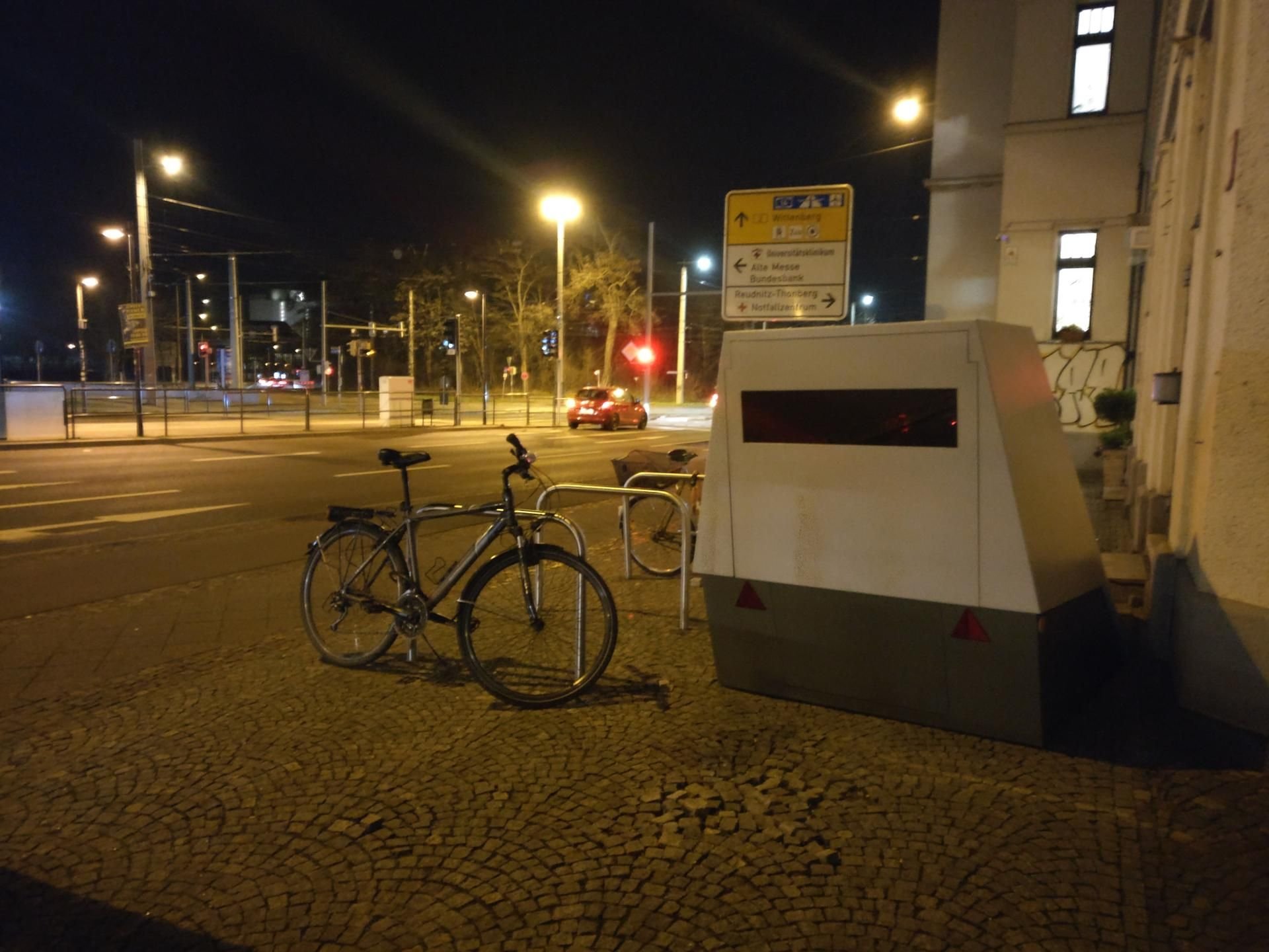 Der Superblitzer steht jetzt in der Prager Straße in Leipzig, gegenüber der Alten Messe.
