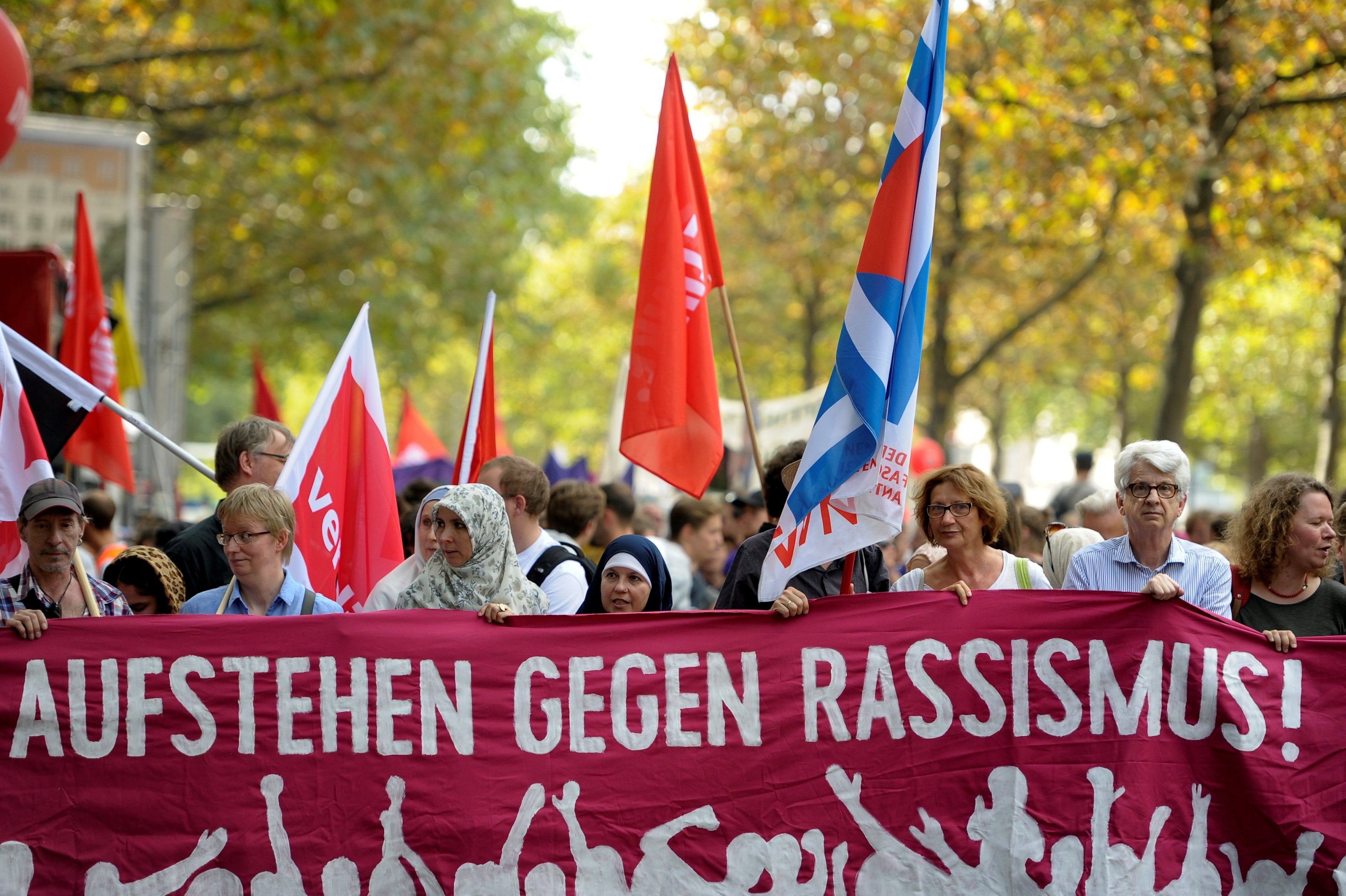Protest gegen Rechts: Aktivisten halten auf ihrem Demontstrationszug durch die Berliner City-West Banner gegen Neo-Nazis und Rassismus.
