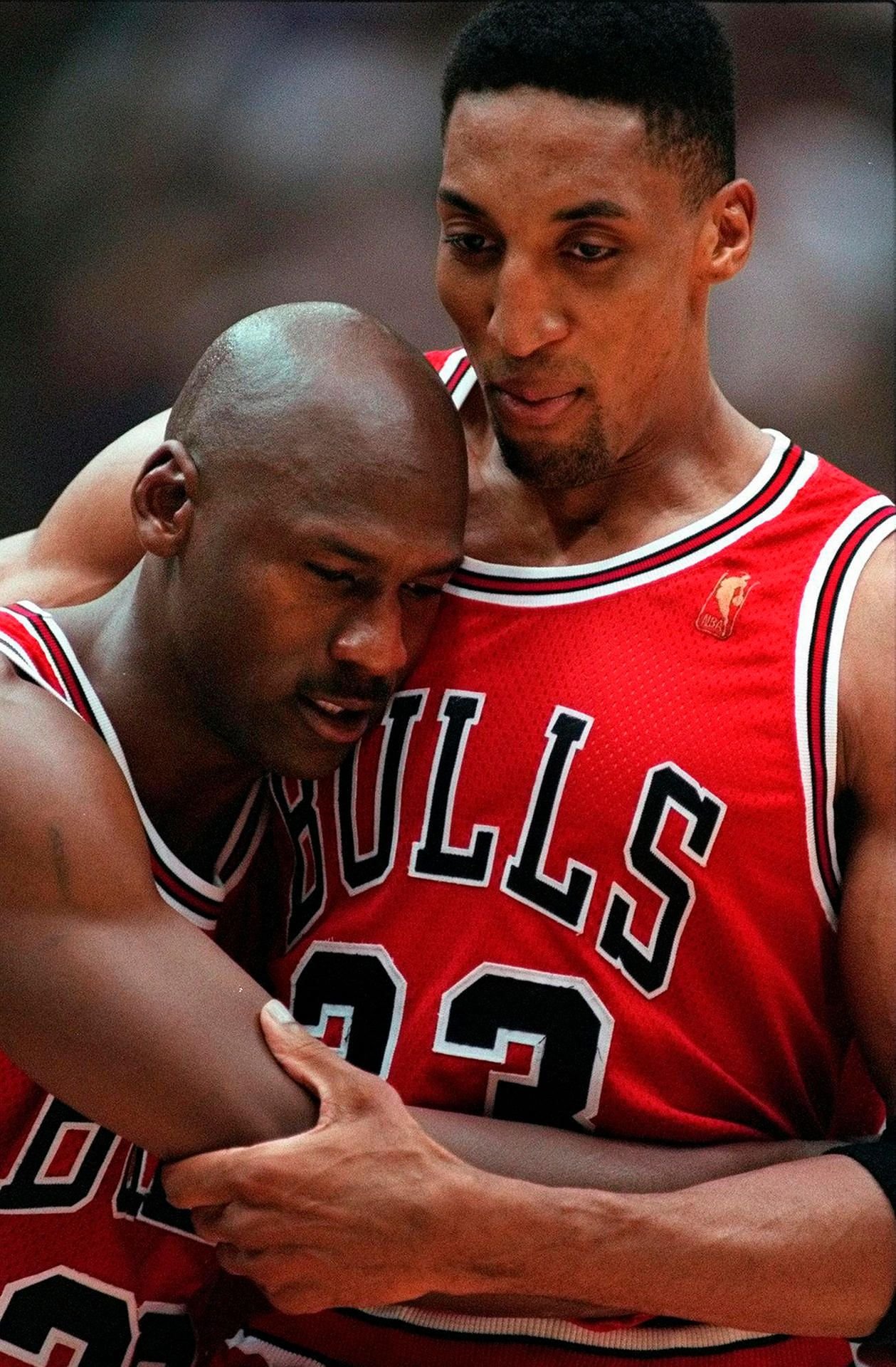 Diese Szene ging im Juni 1997 um die Welt: Scottie Pippen (r.) hilft dem völlig entkräfteten Michael Jordan vom Parkett.