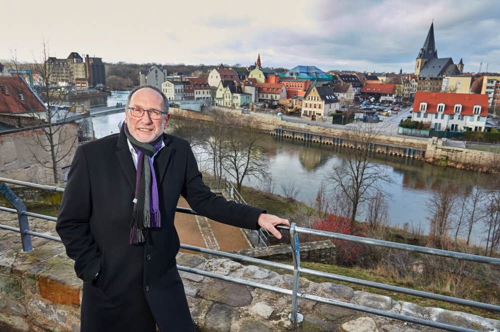 Bernburgs Oberbürgermeister Henry Schütze auf der Aussichtsterrasse der Alten Bibel, die in diesem Jahr ebenso verschönert werden soll wie der restliche Teil des Stadtparks.