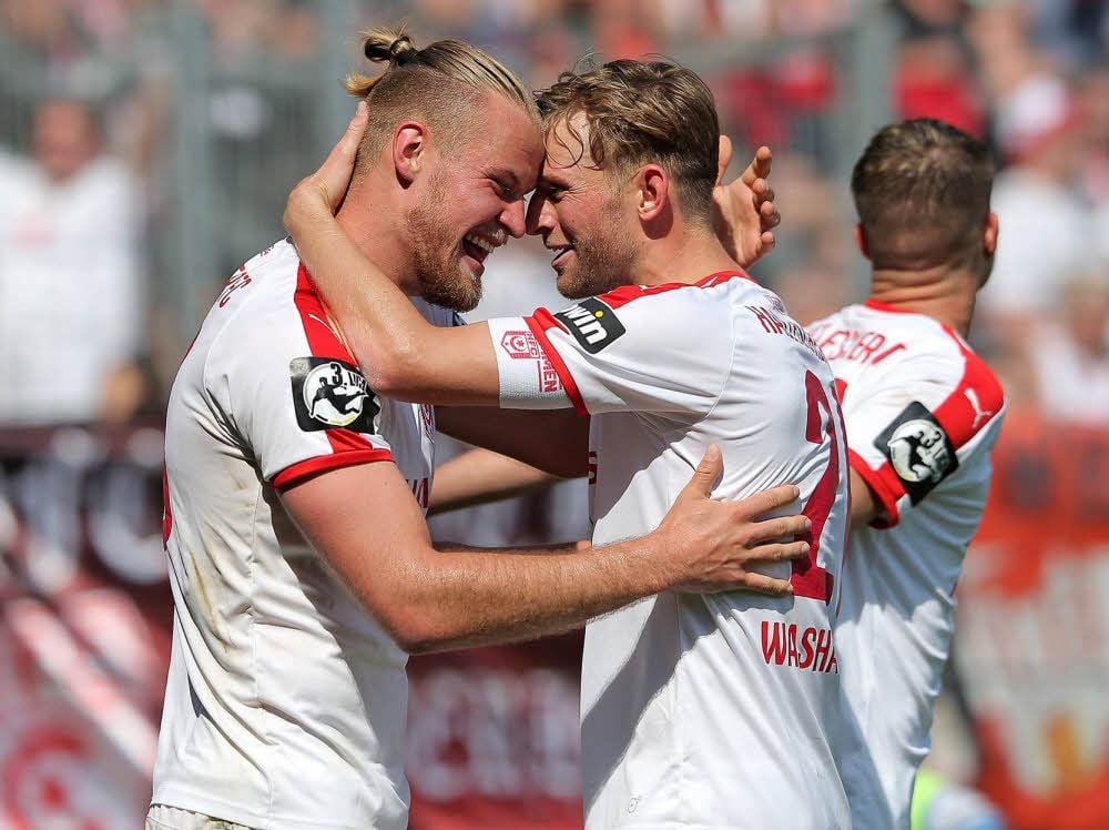 Jan Washausen (r.) und Sebastian Mai (l.) können auch in der kommenden Saison zusammen im HFC-Trikot jubeln.