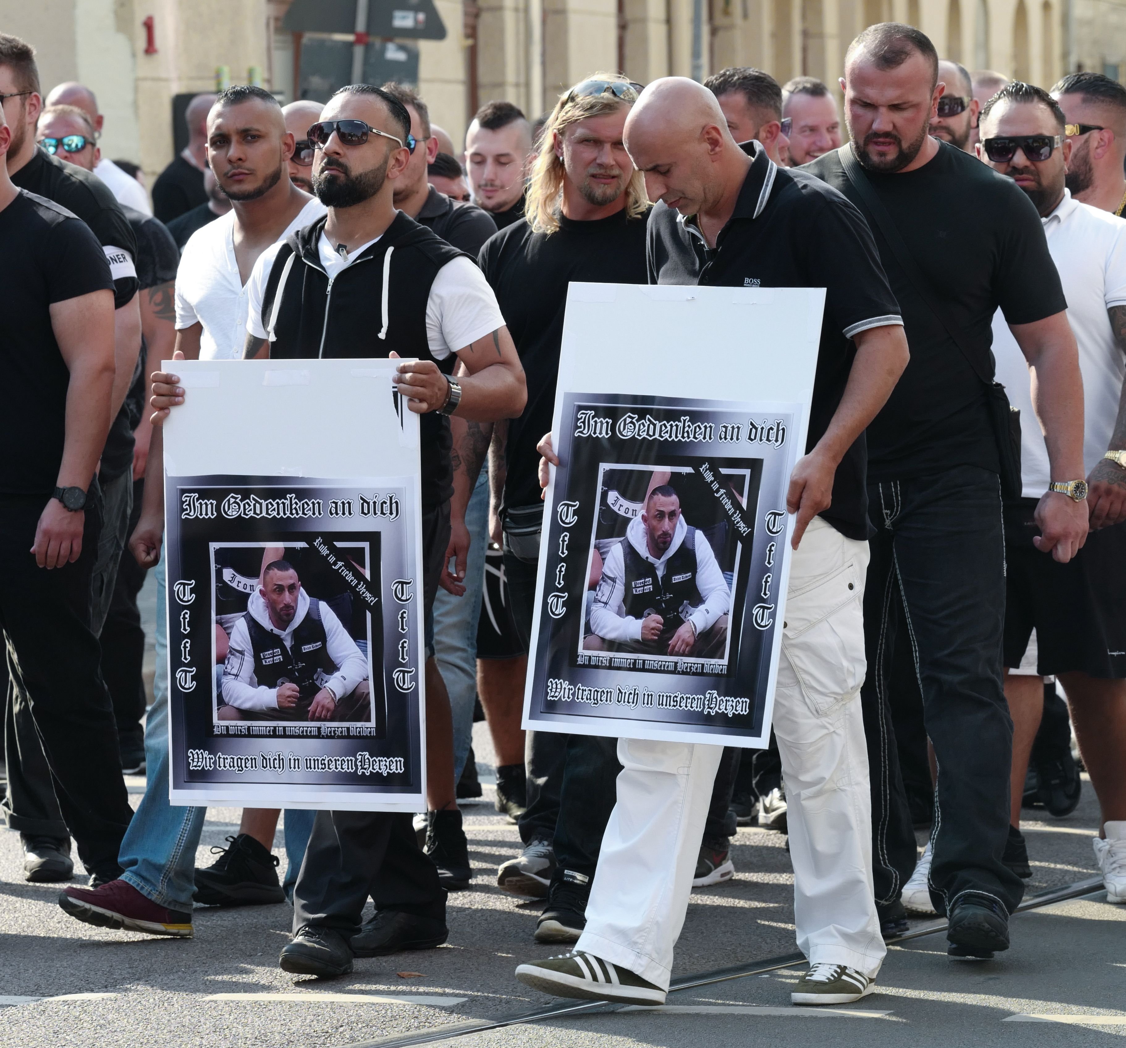 Mitglieder des Rockerclubs United Tribuns gehen bei einem Trauermarsch durch Leipzig.