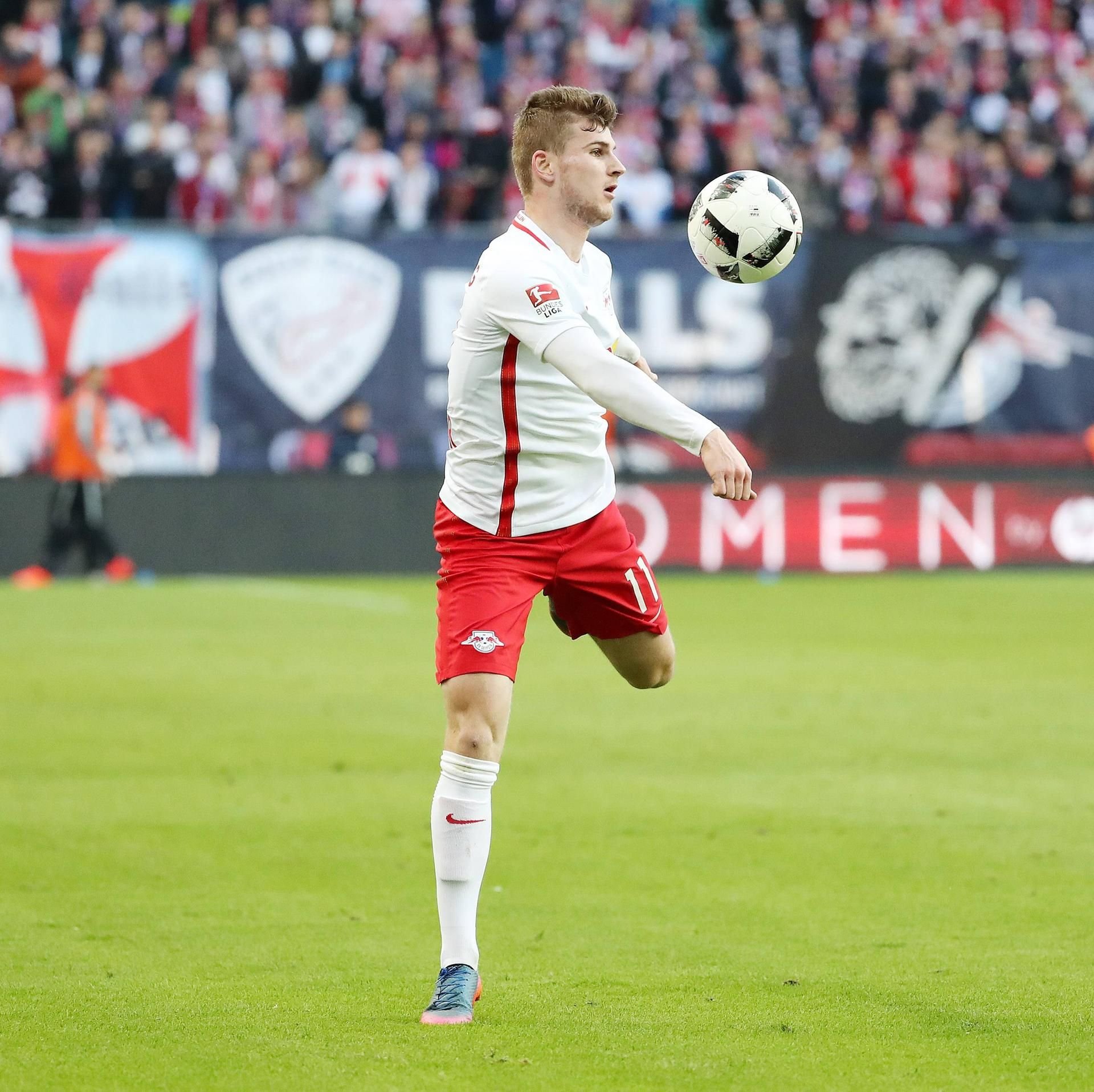 Timo Werner kontrolliert den Ball im Spiel gegen VfL Wolfsburg.