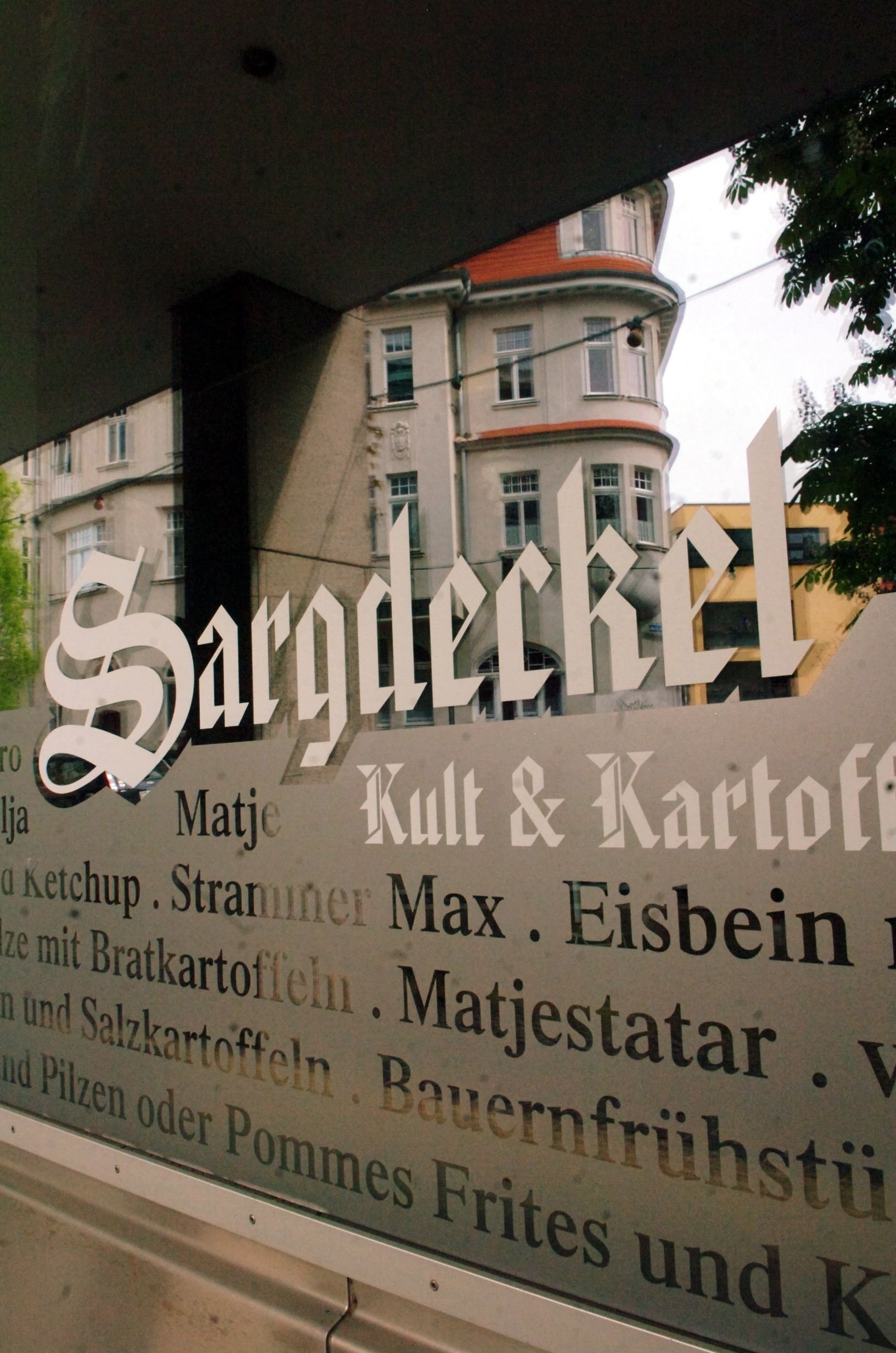 Der Sargdeckel am Marthahaus in Halle schloss im Juni 2010.