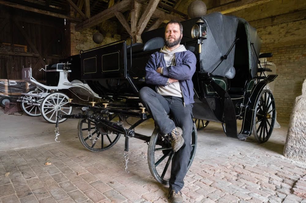 Uwe Ulrich betreibt in Halle Nietleben einen Reit- und Fuhrbetrieb mit 11 Pferden, vier Kutschen und weiteren Wagen.