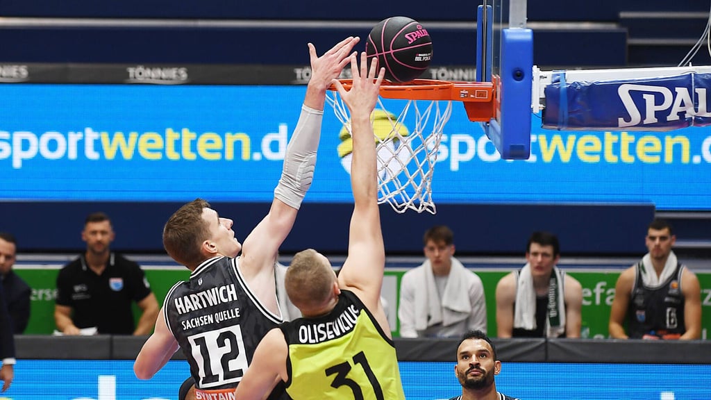 MBC-Center Philipp Hartwich (l.) im Spiel gegen Medi Bayreuth.