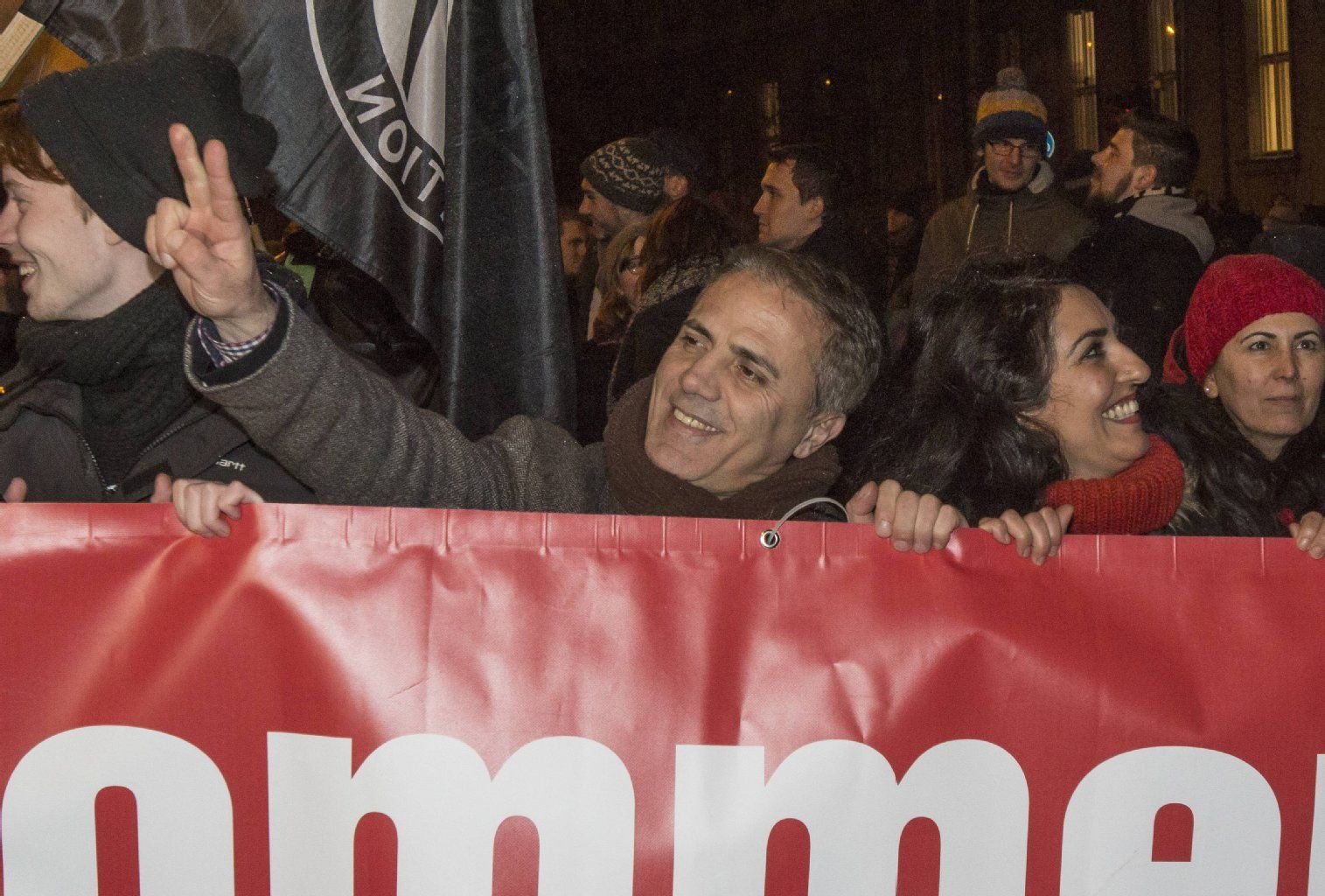 Der Berliner Linke-Abgeordnete Hakan Tas bei einer Bärgida-Gegendemonstration im Januar 2015.