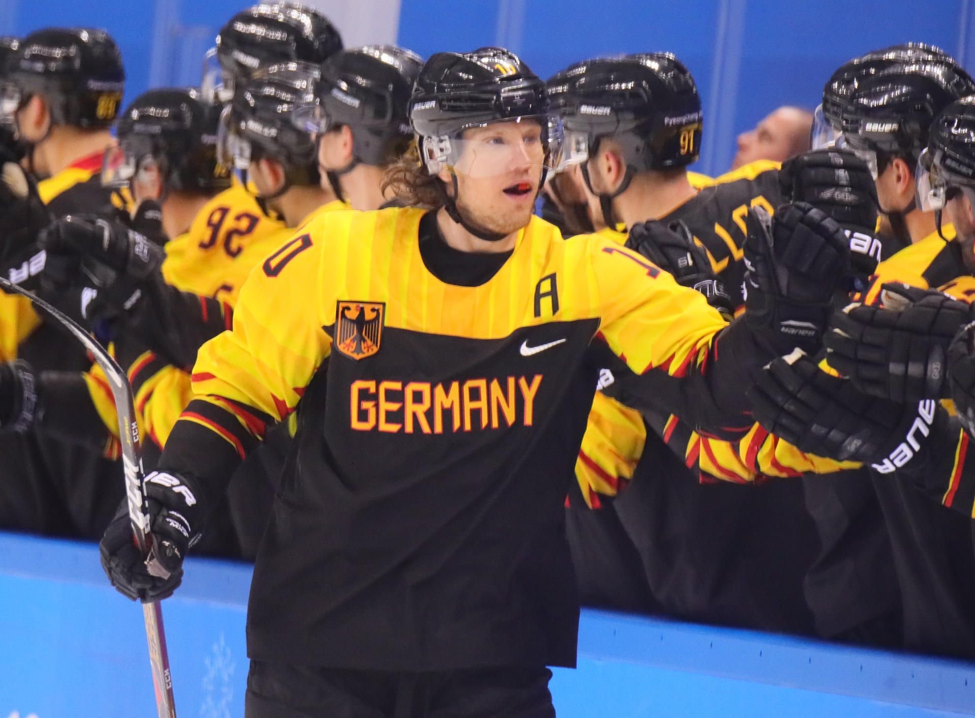 Olympia Olympia Eishockey-Star Christian Ehrhoff trägt bei der Abschlussfeier die deutsche Fahne