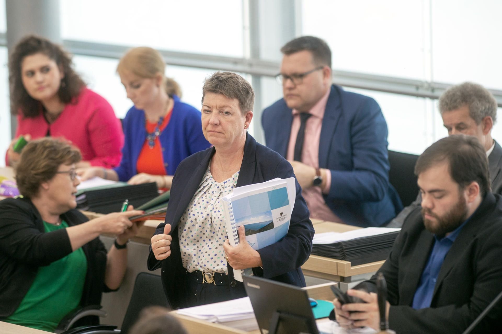 Magdeburg: Claudia Dalbert (Bündnis 90/Die Grünen), Ministerin für Umwelt Landwirtschaft und Energie in Sachsen-Anhalt, geht im Plenarsaal des Landtages zum Rednerpult.