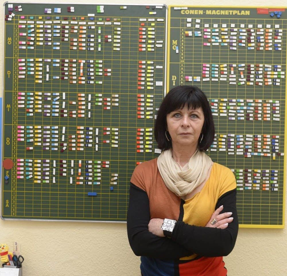 Karin Strobach baut den Stundenplan an der Grundschule Allstedt. Dabei muss die Schulleiterin beachten, dass einige ihrer Kolleginnen stunden- und tageweise an anderen Schulen unterrichten.
