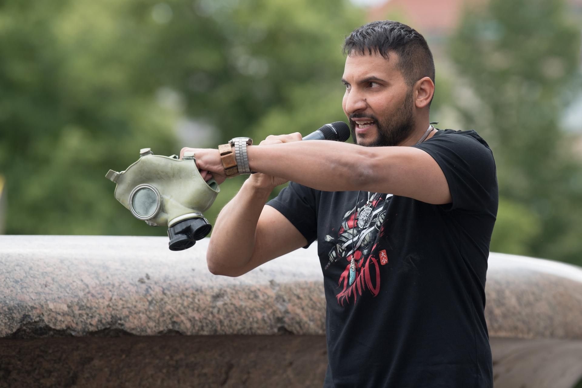 Attila Hildmann spricht am 11. Juli bei einer Demonstration gegen die Corona-Einschränkungen im Berliner Lustgarten.