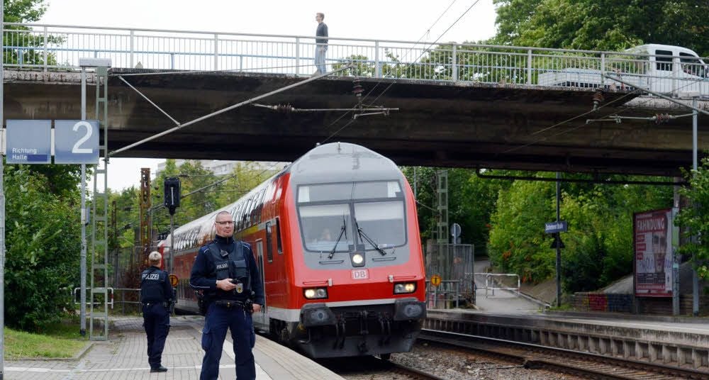 Die Bundespolizisten Jens Wichmann und seine Kollegin haben am S-Bahnhof Zscherbener Straße schon viele brenzlige Situationen erlebt.