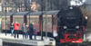 Ein Dampfzug der Harzer Schmalspurbahn GmbH (HSB) steht vor seiner Abfahrt an einem Bahnsteig.