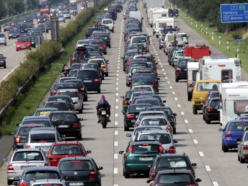 Urlauber aus Nordrhein-Westfalen und Rückkehrer aus anderen Bundesländern sorgen am Wochenende für lange Staus.
