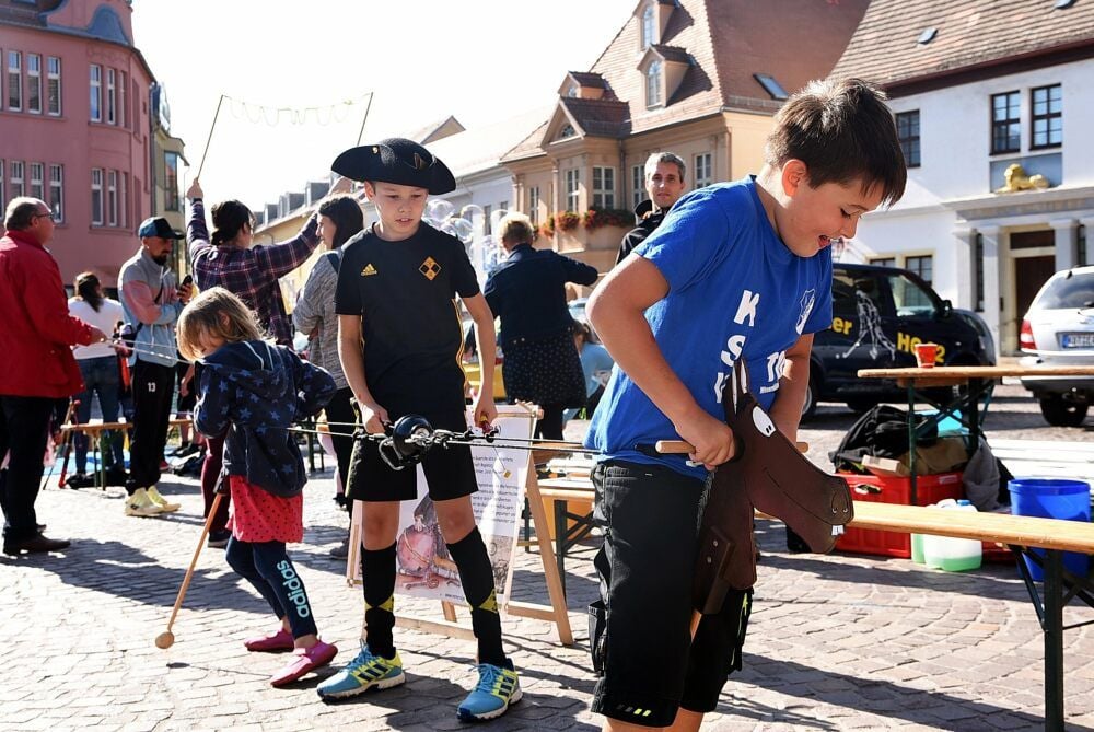 Hannes (li.) und Michel beim Versuch mit den Magdeburger Halbkugeln.