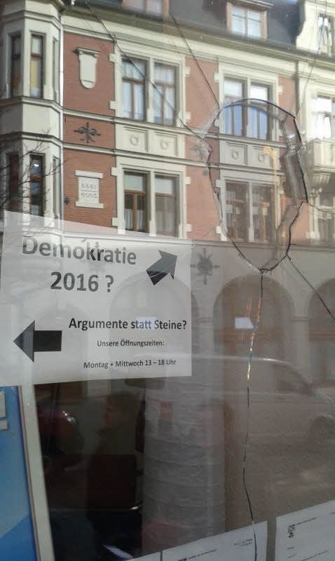Die zerstörte Scheibe des Bürgerbüros der AfD-Abgeordneten Sarah Sauermann in Bernburg.