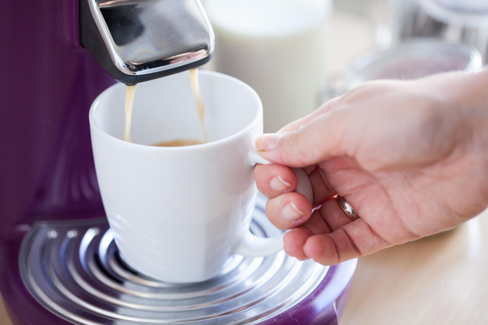 Auch wenn sich viele Mikroorganismen in der Kaffeemaschine tummeln, eine Gesundheitsgefahr besteht aus Sicht der Forscher nicht.