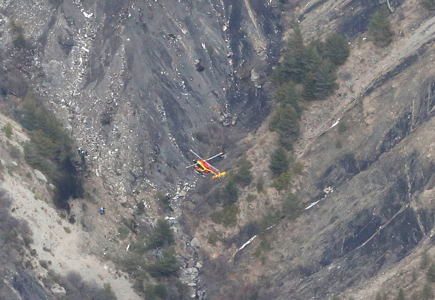 Ein Helikopter über der Absturzstelle in den Bergen der Provence.