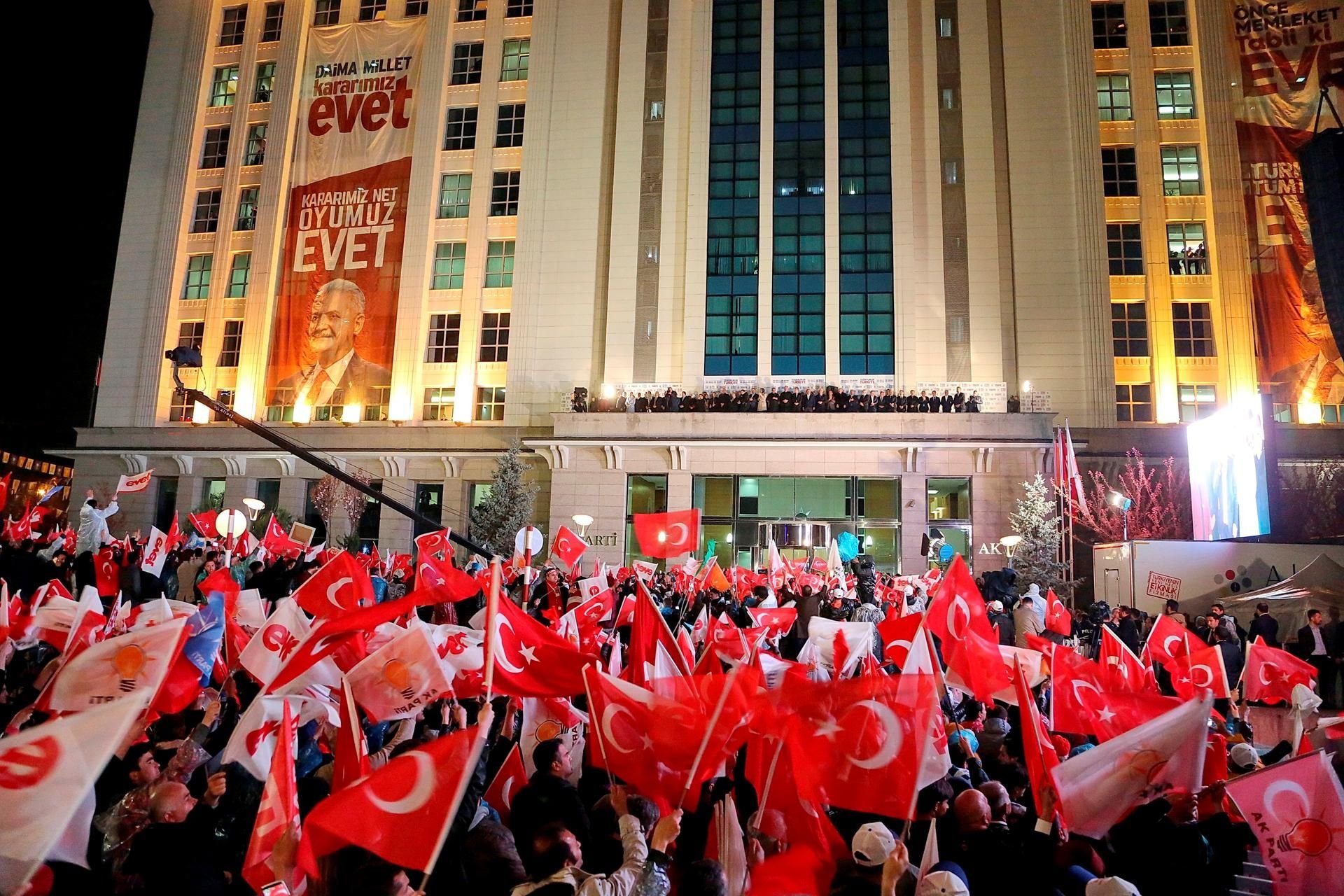 Vor der AKP-Zentrale in Ankara jubelten Befürworter des Verfassungsferendum Ministerpräsiden Yildirim zu.