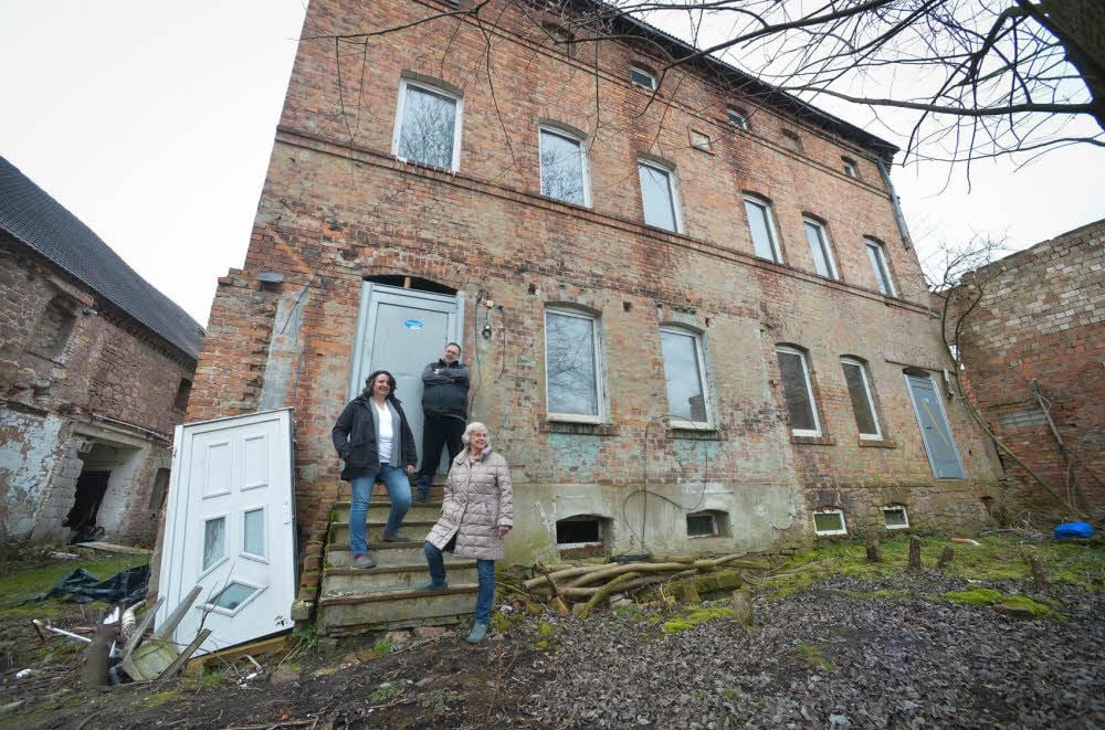 Heike Nagy, ihr Mann Peter Tremmel und dessen Mutter Ingeborg (v. l.) haben sich in Maasdorf niedergelassen und wollen das alte Gut sanieren.