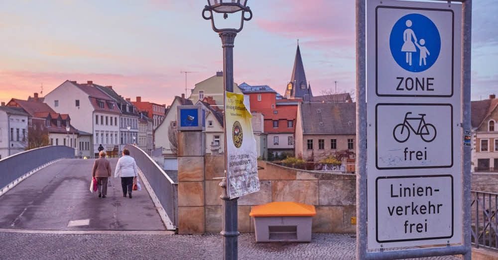 Ist die Beschilderung der Bernburger Fußgängerbrücke nicht ausreichend? Das will die Stadtverwaltung nun prüfen.
