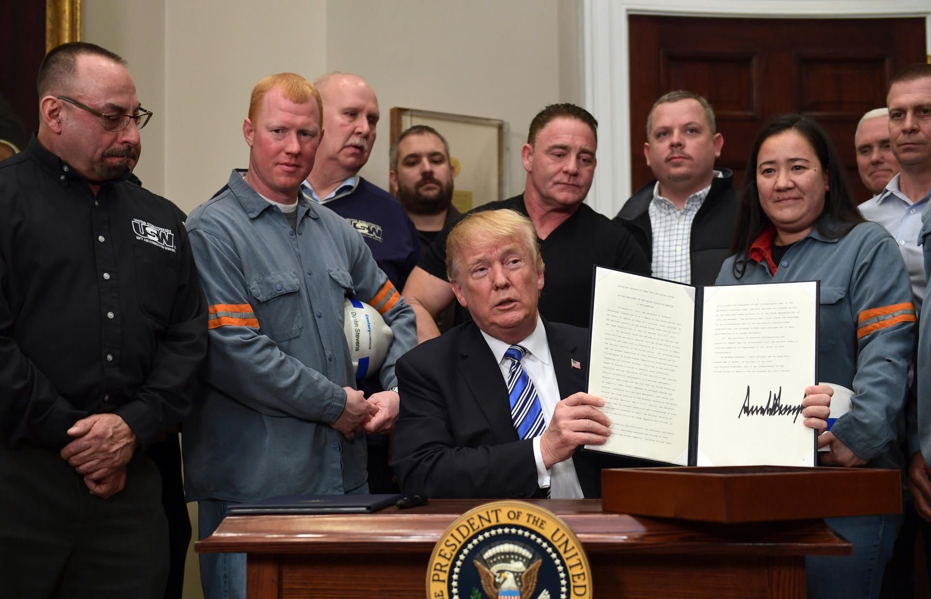 Donald Trump hat die Verordnung zu den Strafzöllen im Beisein von Stahlarbeitern unterzeichnet.