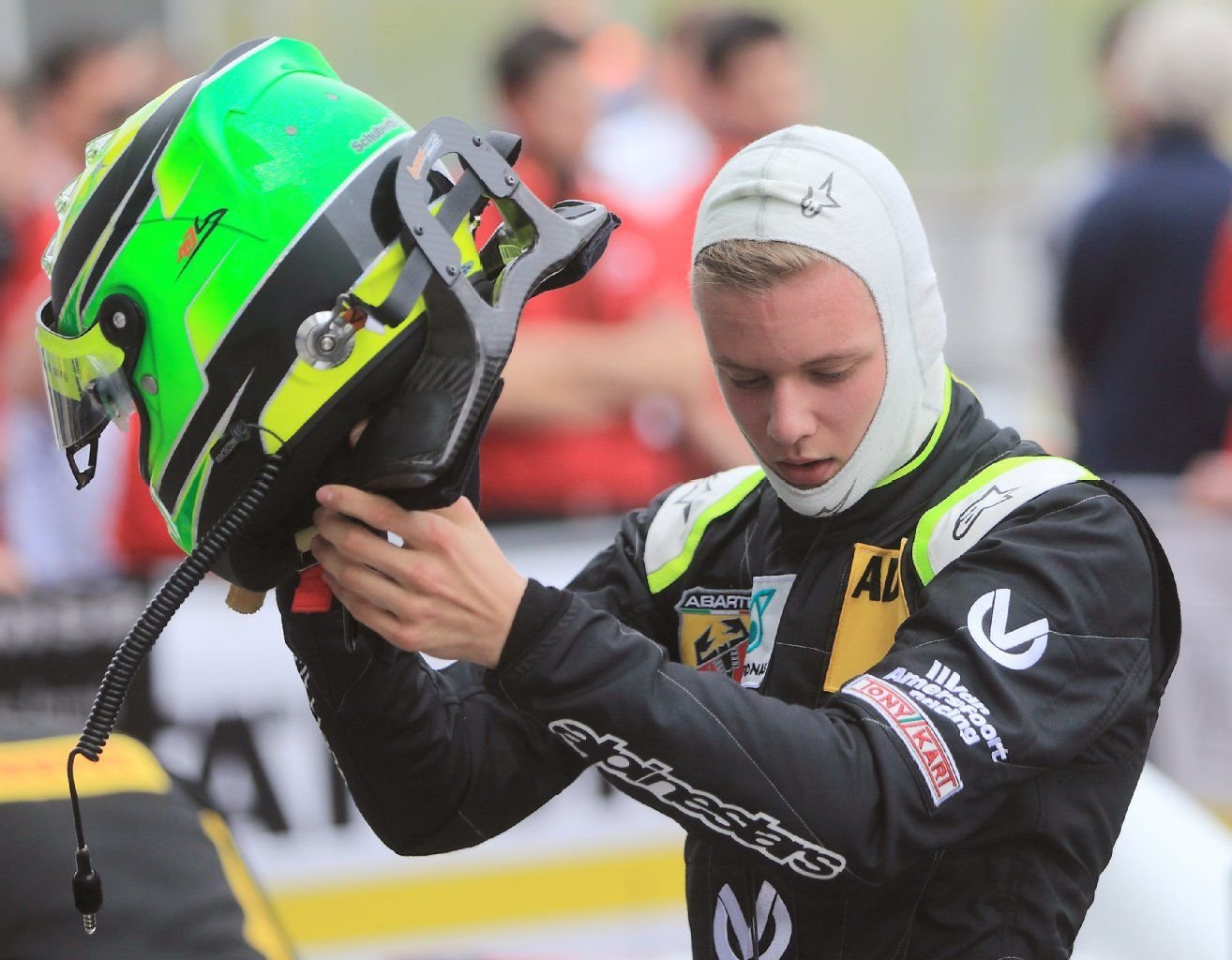 Der deutsche Rennfahrer Mick Schumacher vom niederländischen Team «Van Amersfoort Racing» nach seinem ersten Rennen in der Boxengasse.