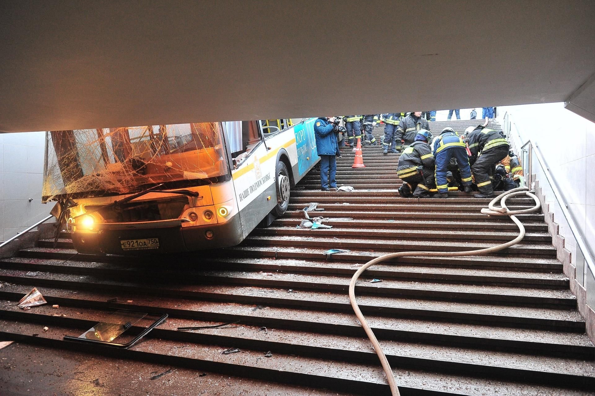 Der Bus fuhr die Treppe herunter und erfasste zahlreiche Menschen.
