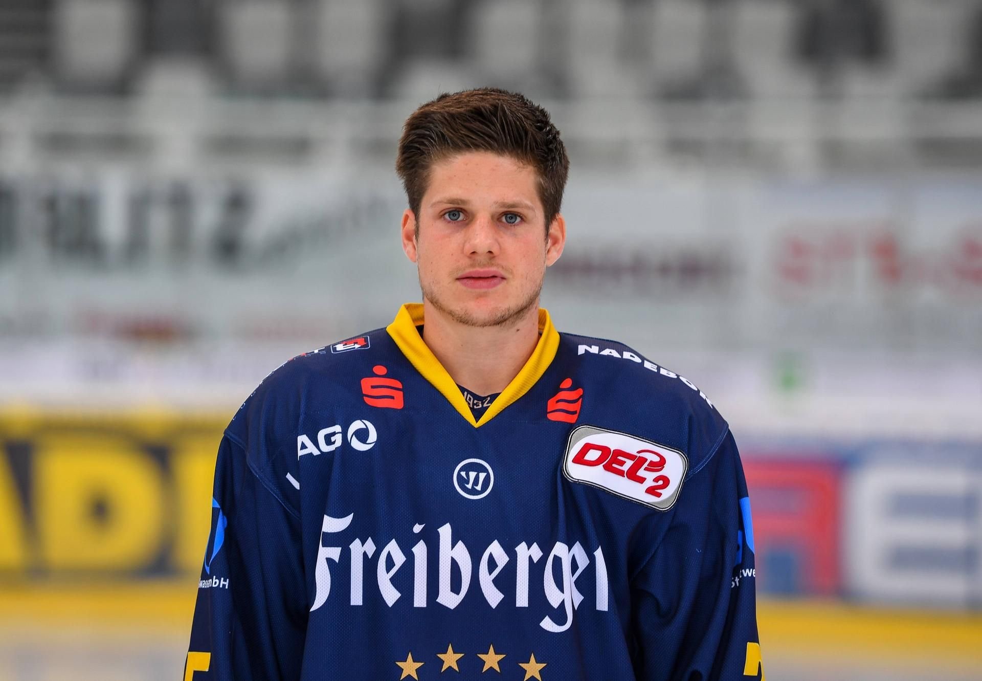 Der neue Saale-Bulle Steven Bär, hier 2018 im Trikot der Lausitzer Füchse.