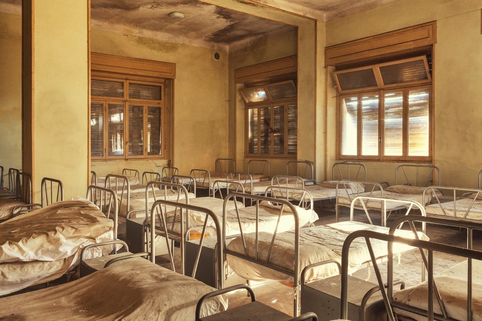 Dormitory: In den Schlafsälen dieses Waisenhauses in der Lombardei gab es keine Privatsphäre. In jedem Saal stand ein großes Bett für die Aufseher.