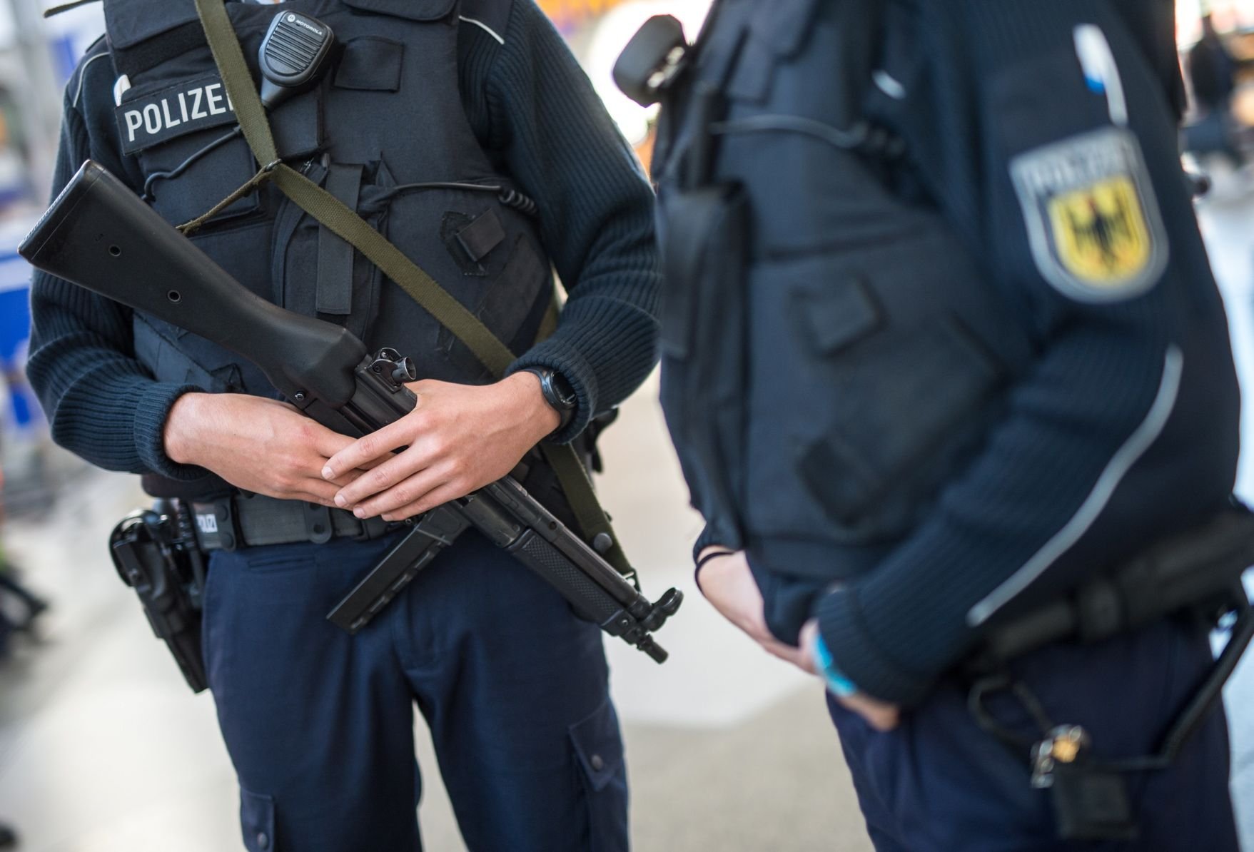 Ein Bundespolizist mit einer Maschinenpistole