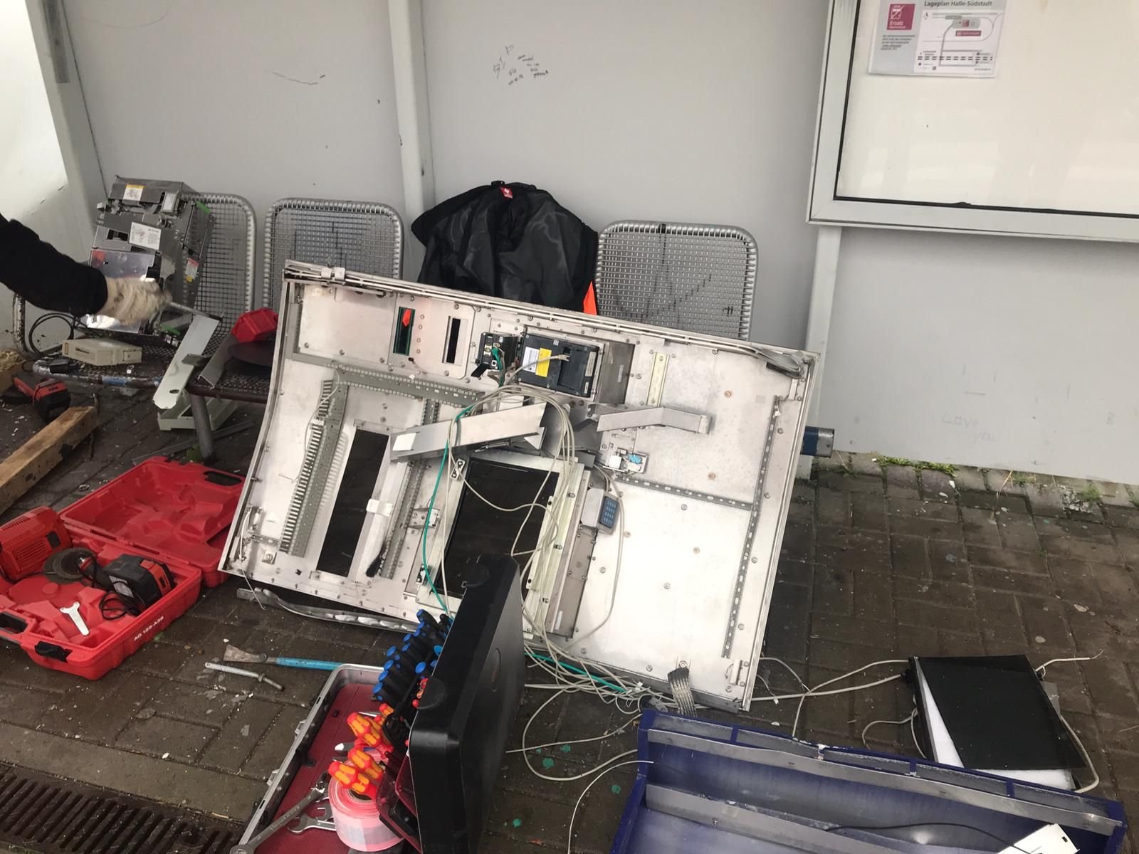 Wieder haben Unbekannte einen Fahrkartenautomaten in Halle gesprengt. Fast an der gleichen Stelle, an der vor wenigen Wochen ein 19-Jähriger bei einer Explosion starb.