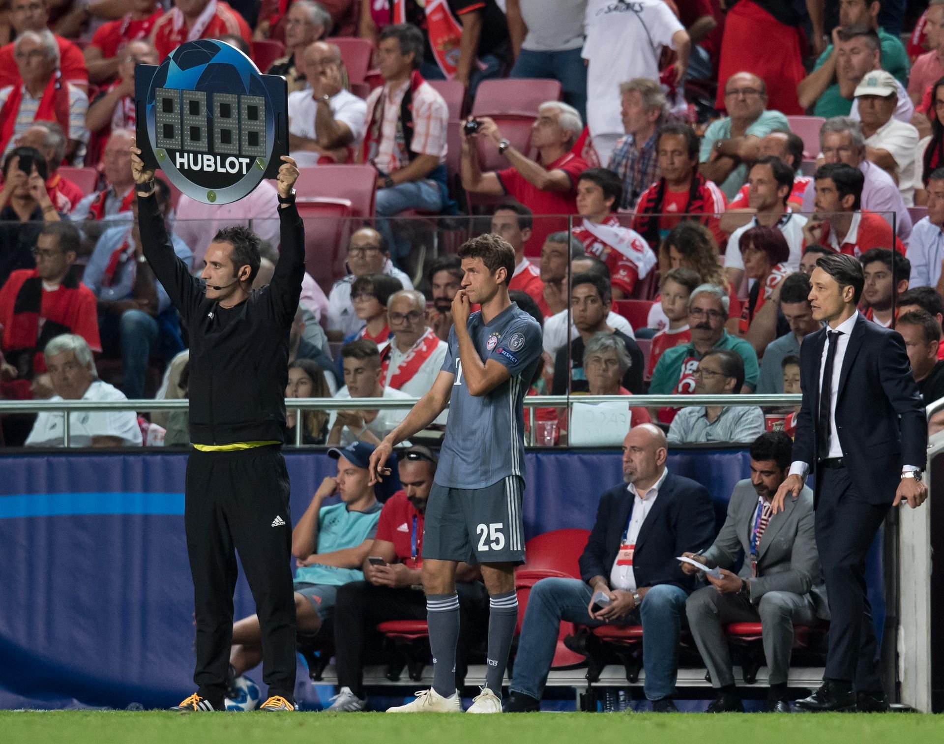 FCB-Trainer Niko Kovac (r.) wechselt in der Champions League Thomas Müller ein.