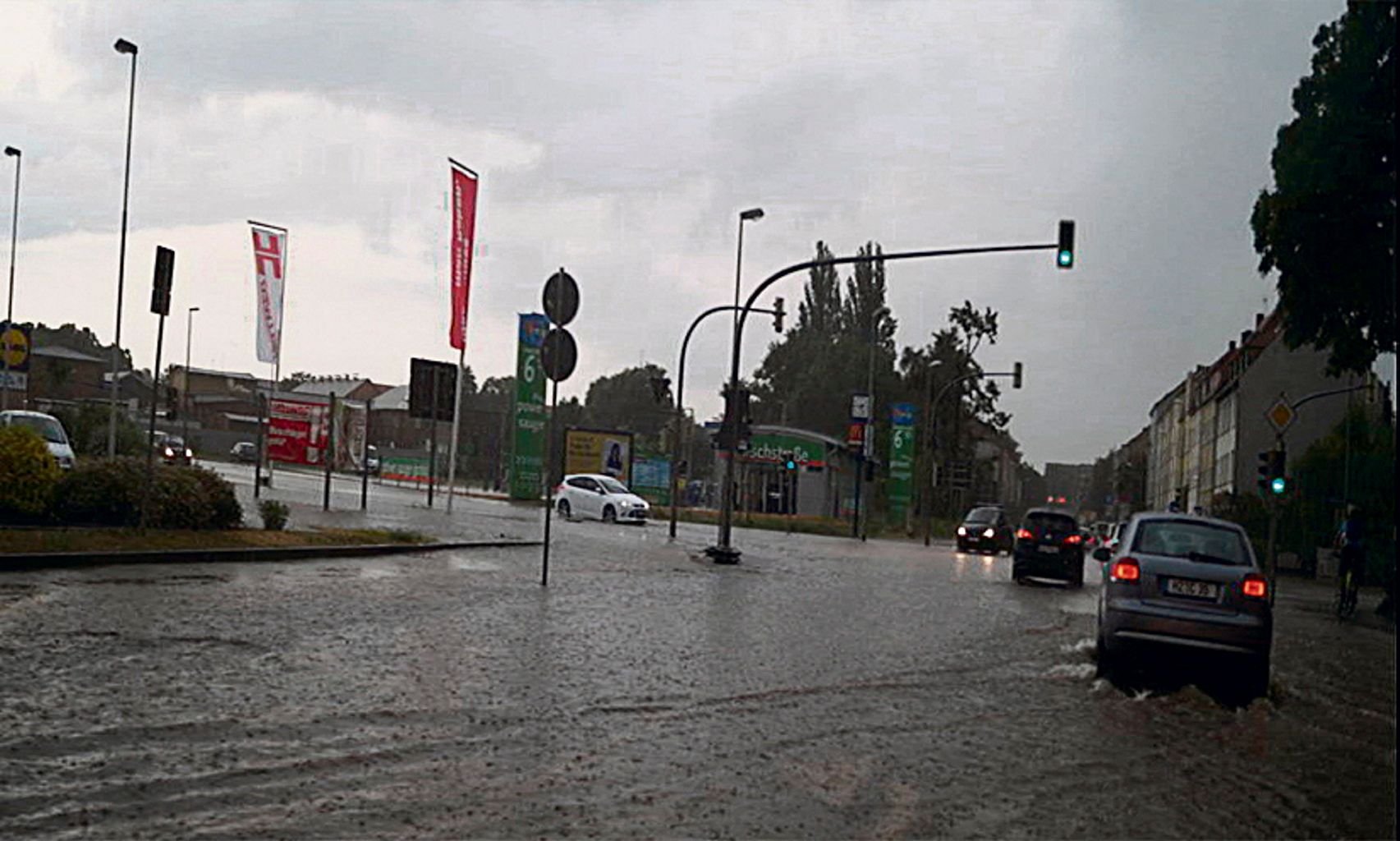 Auch die Quedlinburger Straße in Halberstadt wurde am Freitag vom Regen überschwemmt.
