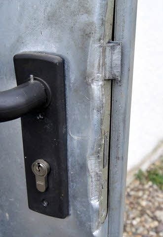 Einbruchsspuren an der Seitentür