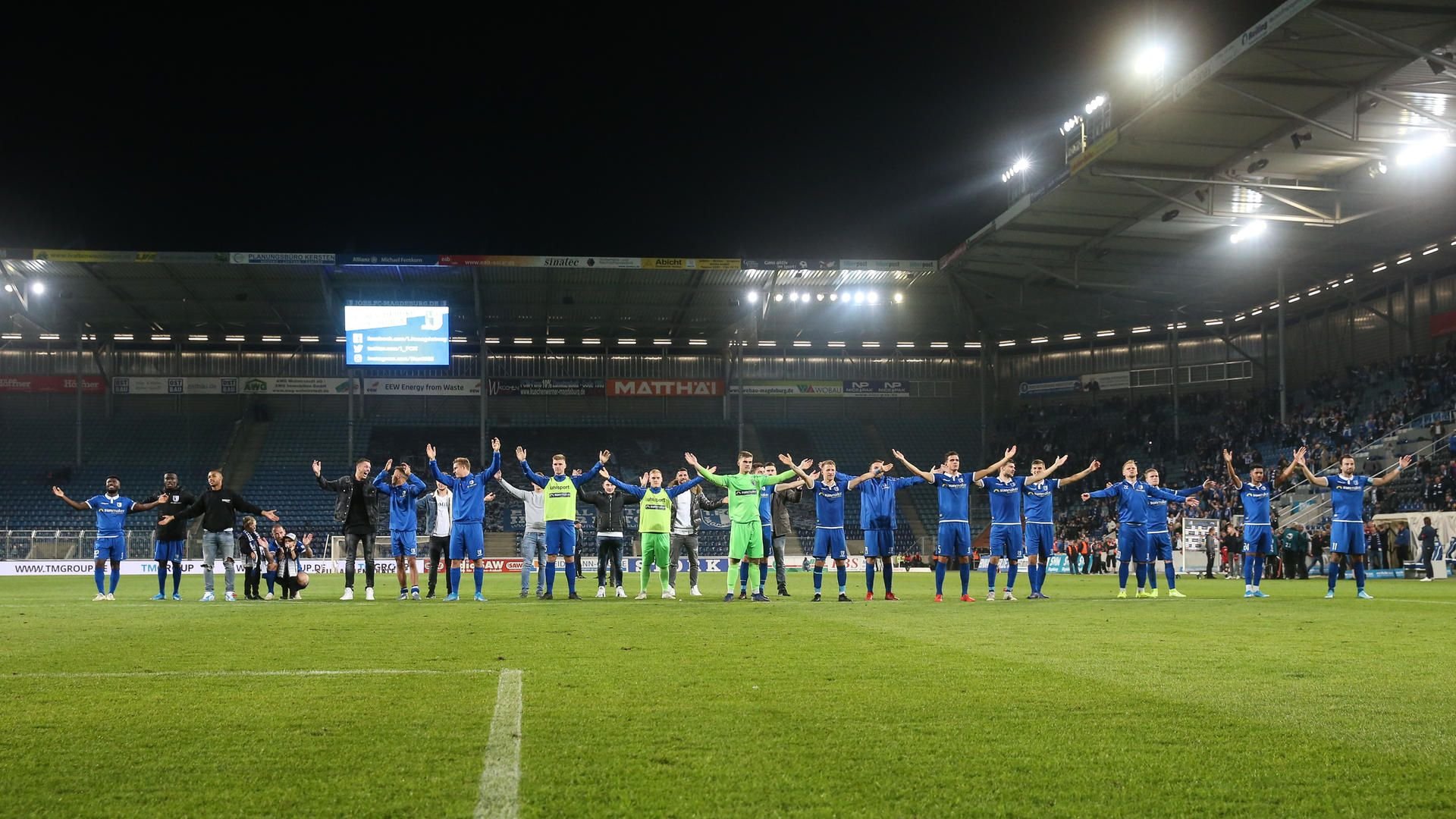 Die Mannschaft des FCM bedankt sich nach einem Heimspiel bei ihren Fans in der MDCC-Arena.