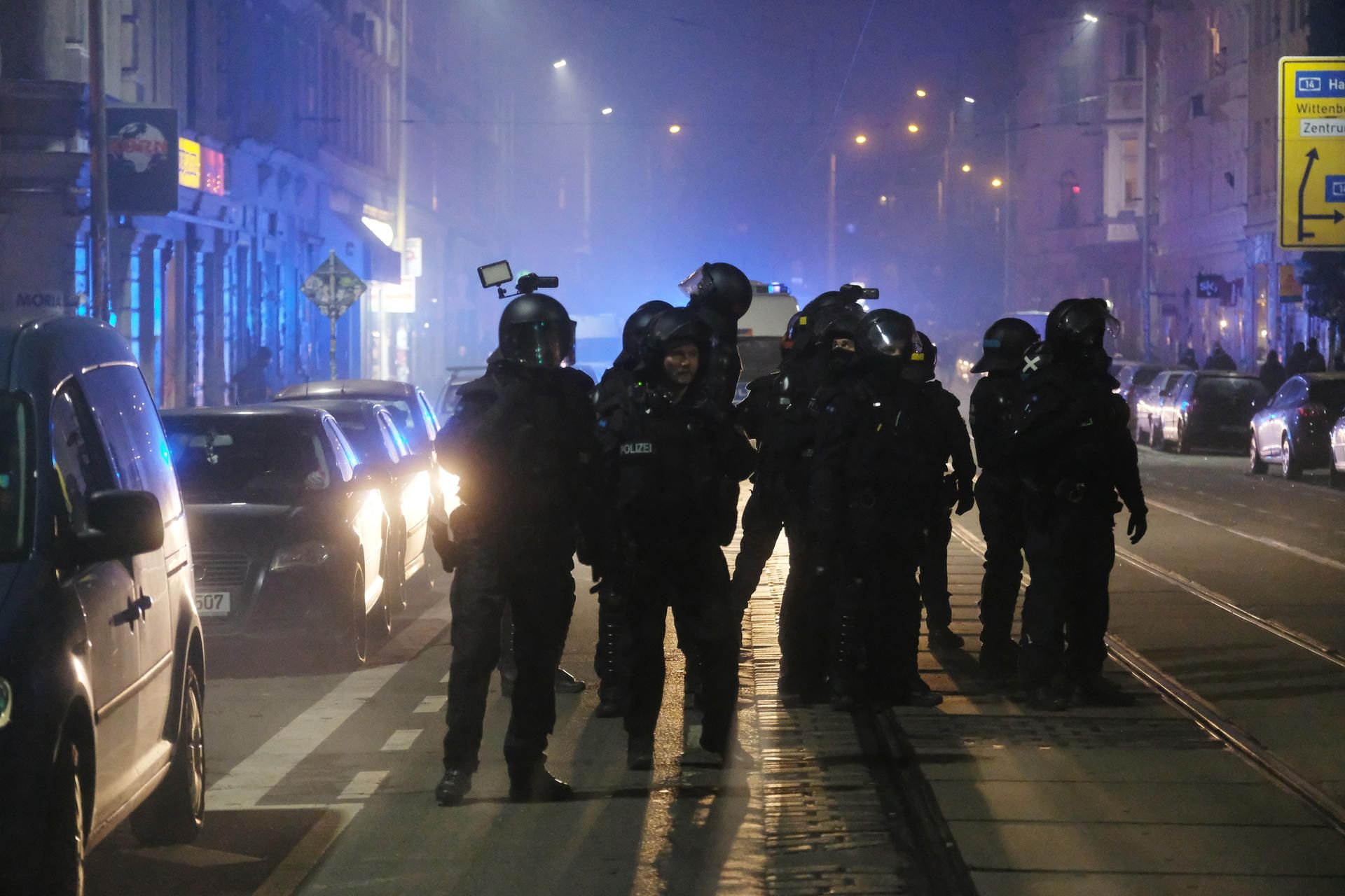 Wieder gerät in Leipzig-Connewitz eine Demonstration aus dem Ruder. Es fliegen Flaschen und Pyrotechnik auf Polizisten. Doch auch einige Einsatzkräfte sollen gewalttätig geworden sein.
