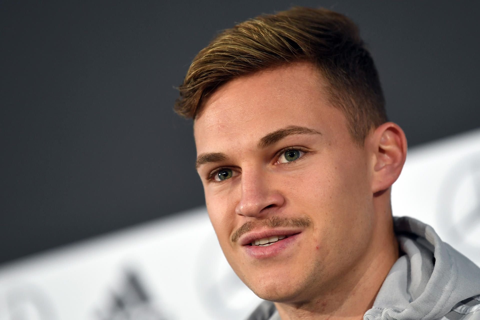 Nationalspieler Joshua Kimmich trägt aktuell einen Oberlippenbart. Der Schnäuzer ist ein Zeichen im Kampf gegen Männer-Tabuthemen.