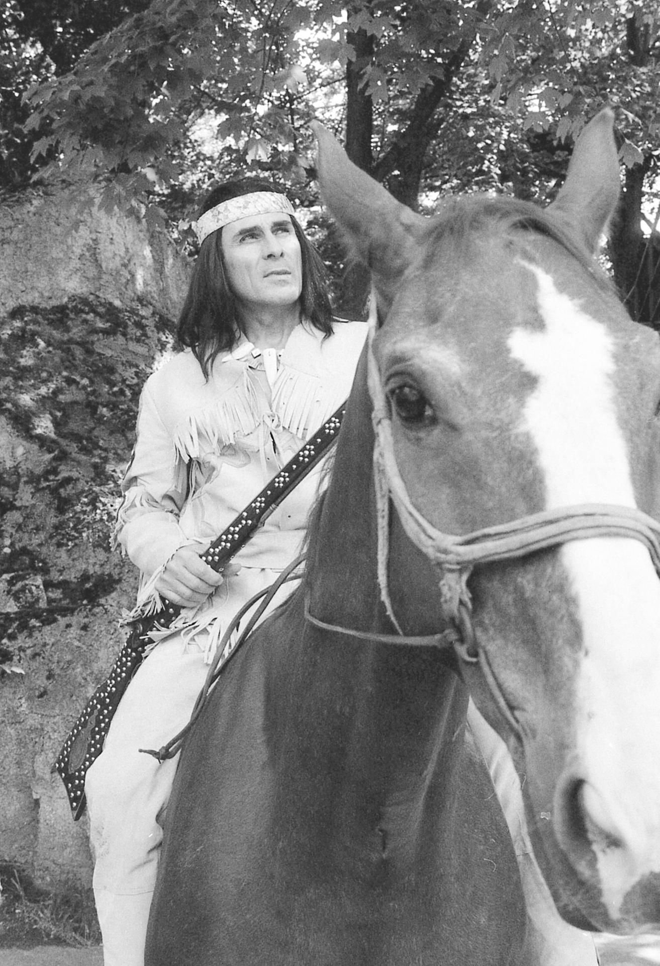 Gojko Mitić spielte 1991 in einem Karl-May-Stück am Bergtheater in Thale den Winnetou.