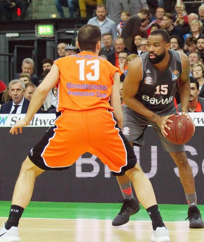 MBC-Spieler Djordje Drenovac (l.) stoppt in dieser Szene Bayern Münchens Reggie Redding. Drenovac war mit 21 Zählern bester Werfer des MBC.