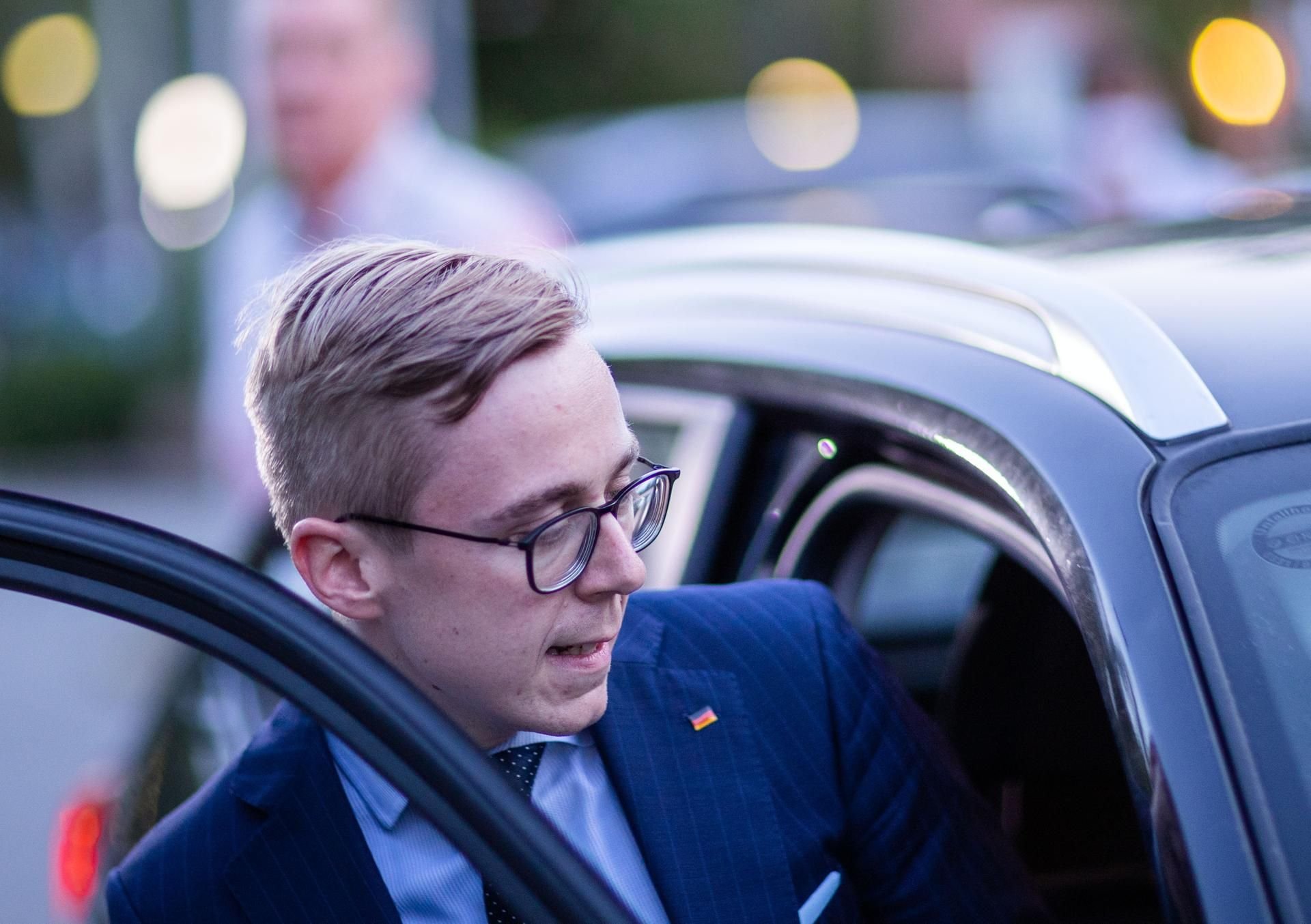 Der CDU-Politiker Philipp Amthor steigt in ein Auto.