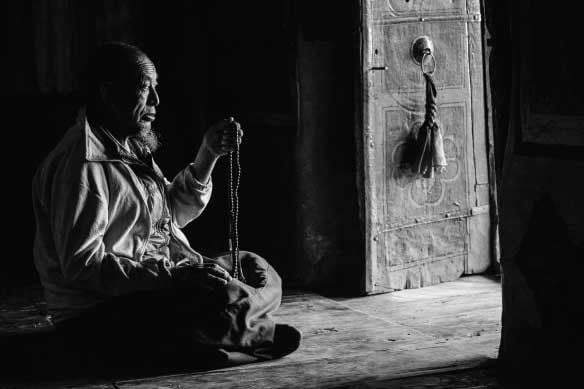 Der alte Lama Tsewang Sherpa möchte das 108-Silben-Mantra des Vajrasattva in drei Monaten 100.000 Mal rezitieren.