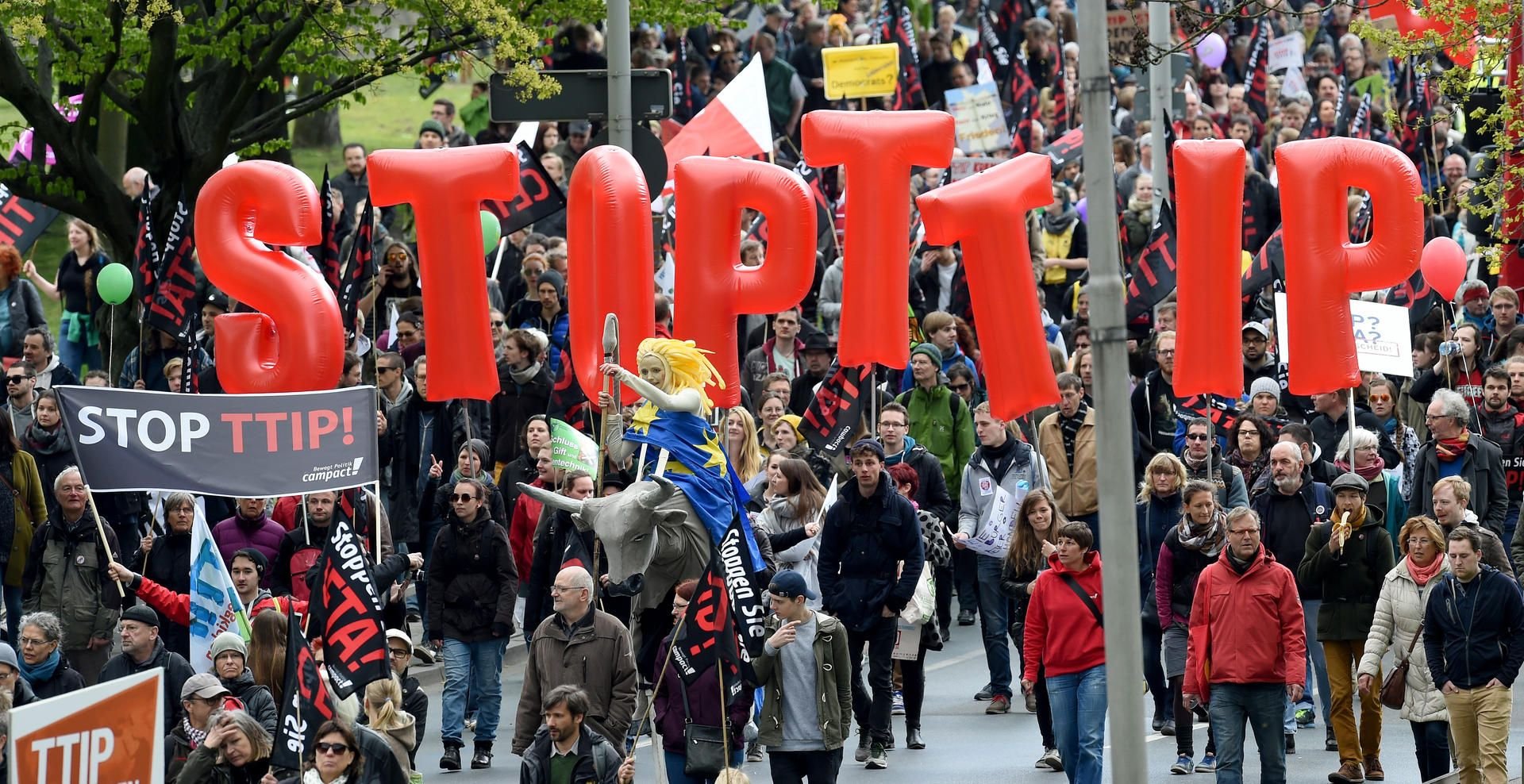 Große Freihandelsabkommen wie das US-europäische Abkommen TTIP lösten in der Bevölkerung scharfe Kritik aus.