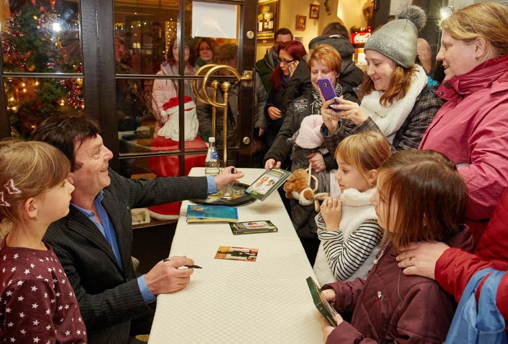 Pavel Trávníček hatte jede Menge Autogrammwünsche zu erfüllen.