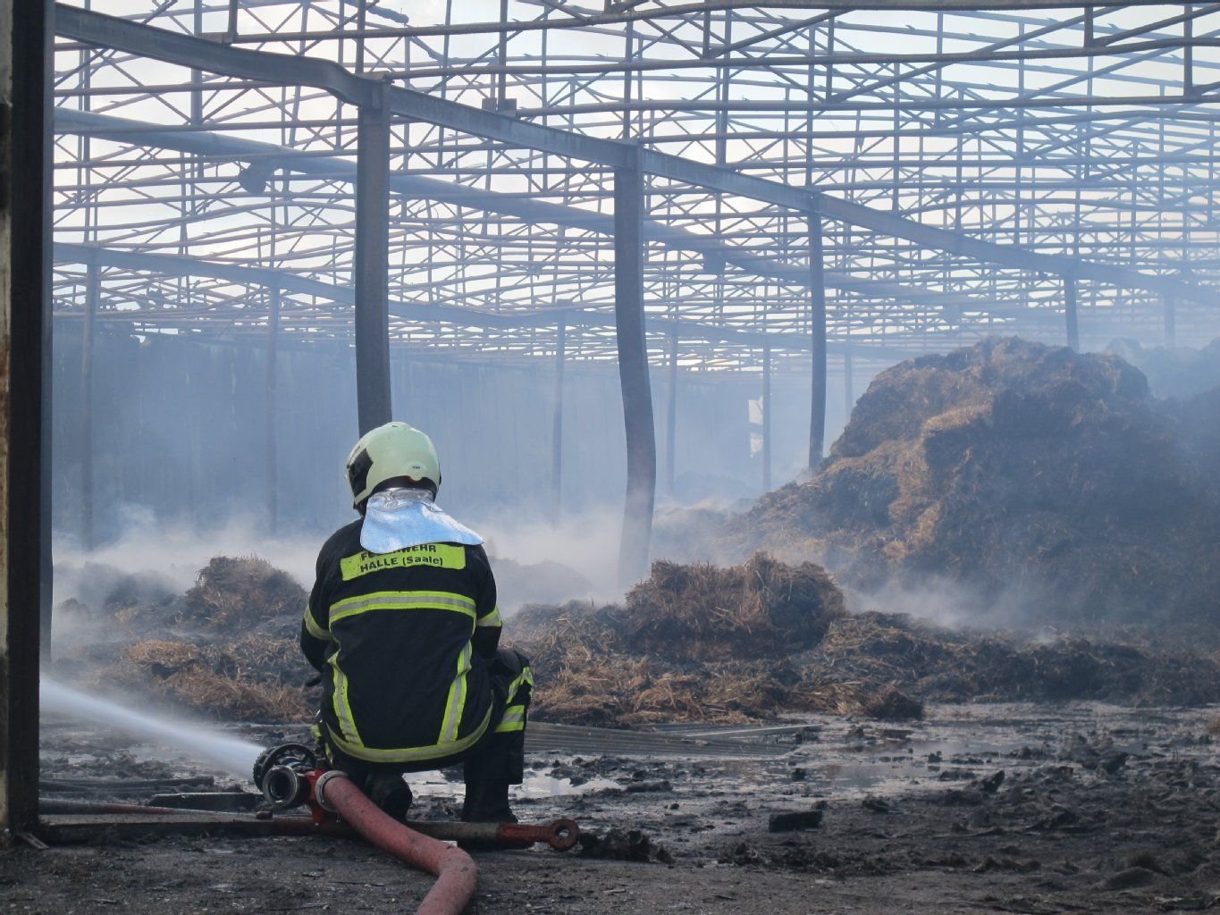 Drei Tage nach dem Brand löschten Feuerwehrkräfte immer noch die Glut.